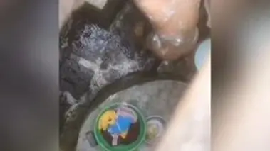 Mandi Sore Cewek Cantik Gayung Biru Mantap
